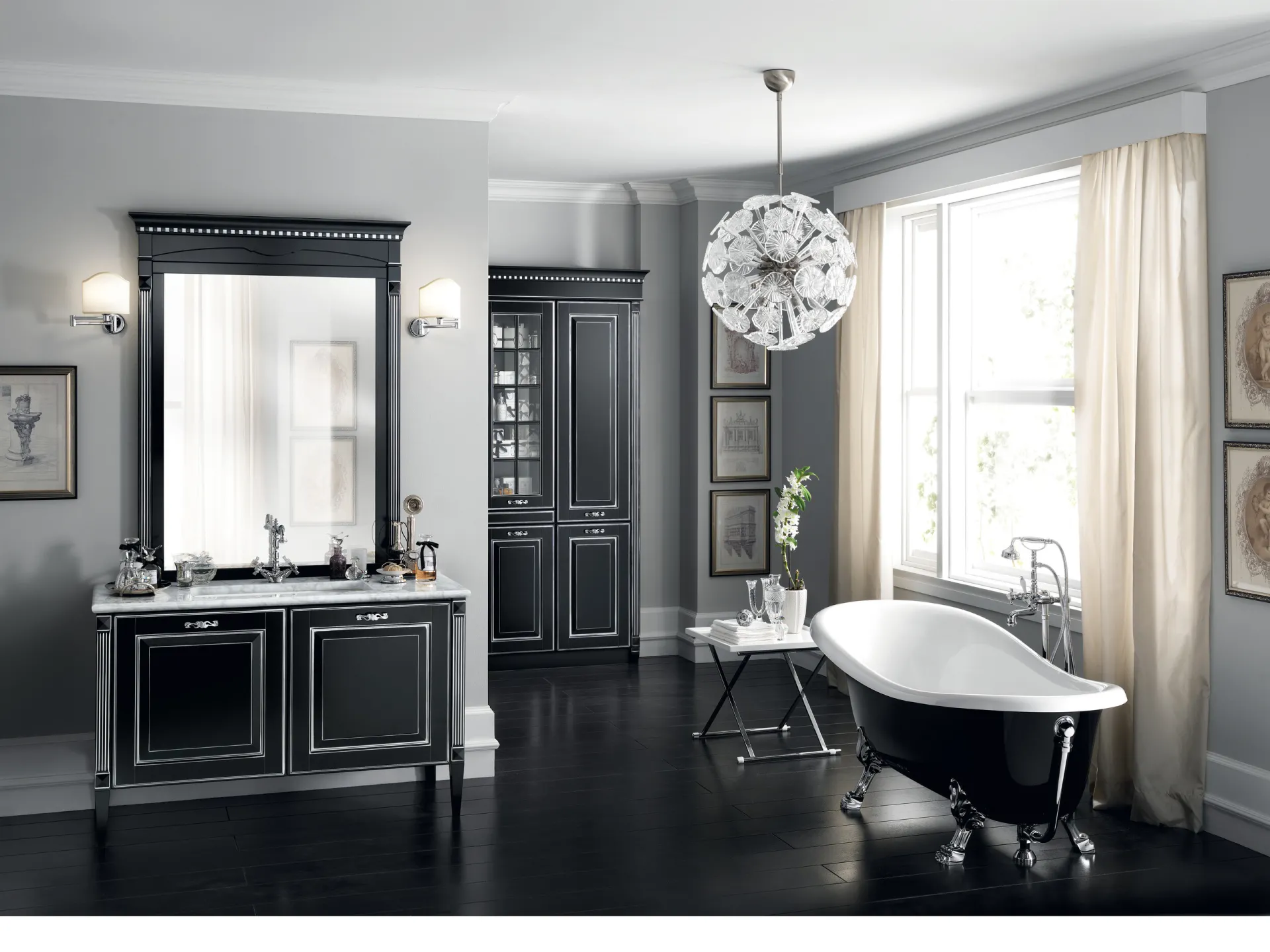 Bagno Baltimora Scavolini laccato nero con decori argento, armadio a vetri e vasca nera