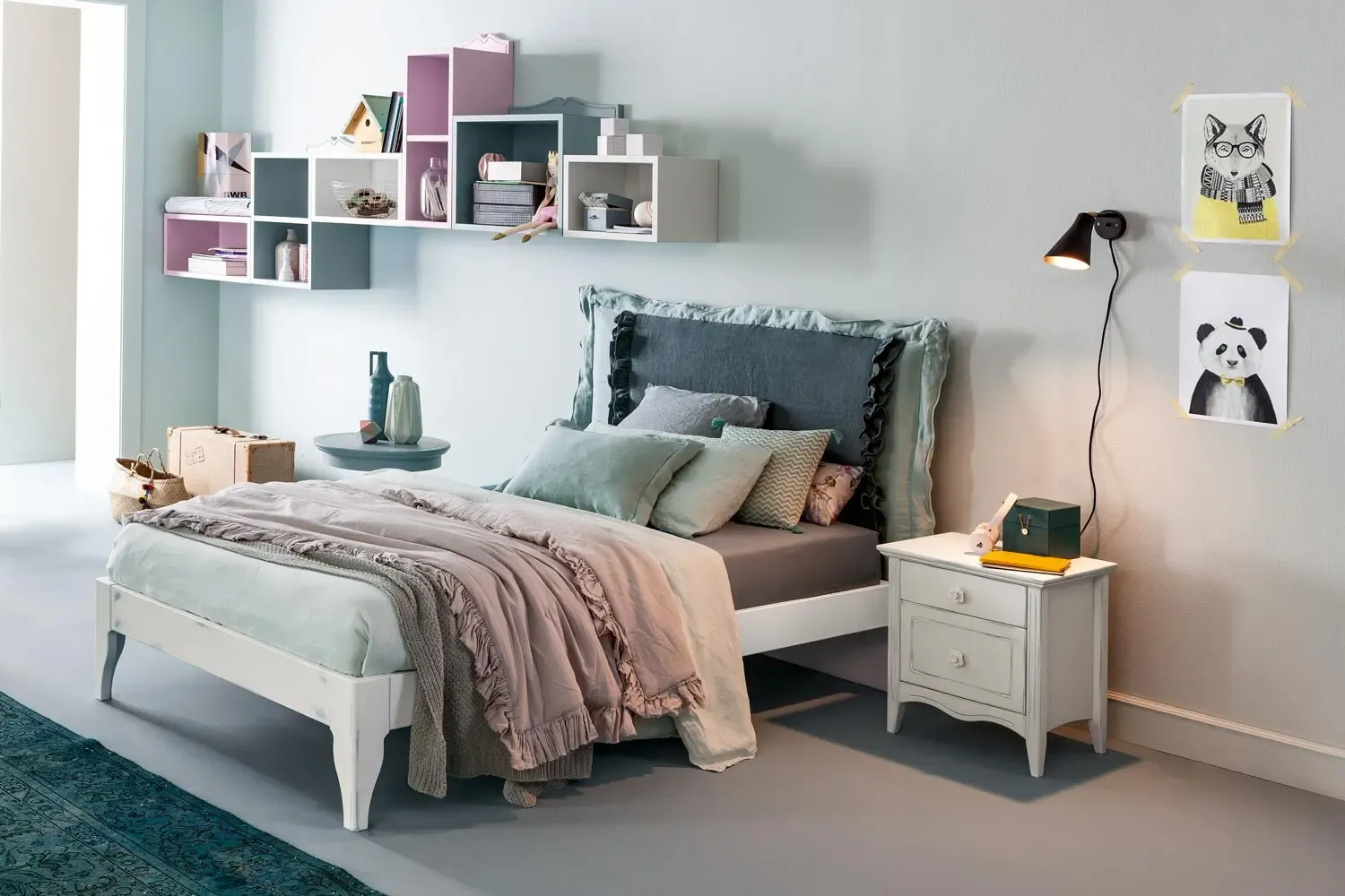 Letto con testiera imbottita a rouche e pensili Athos colorati, cameretta Romantic Calipso Callesella