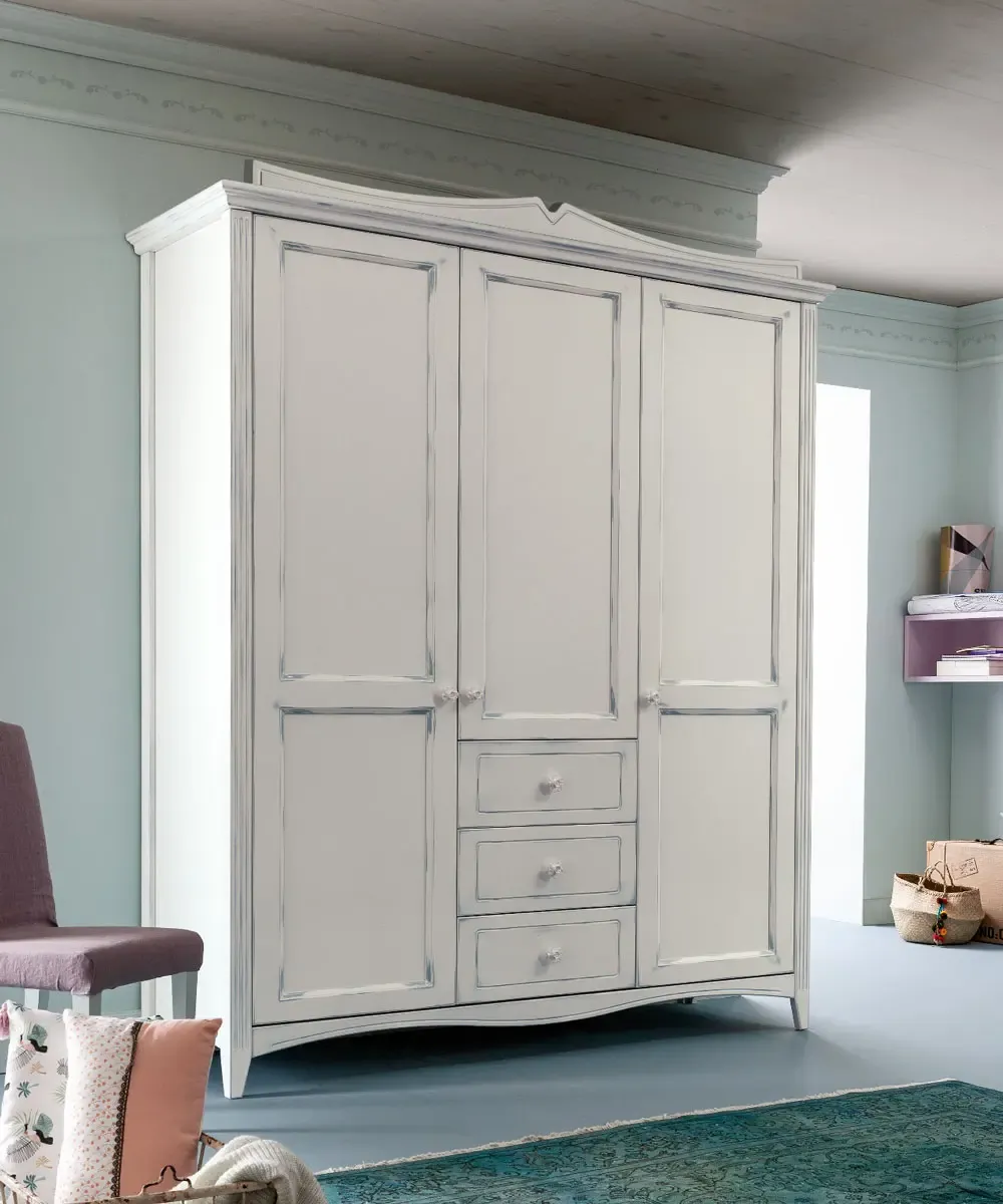 Armadio Butterfly Callesella a tre ante e tre cestoni in finitura shabby chiara