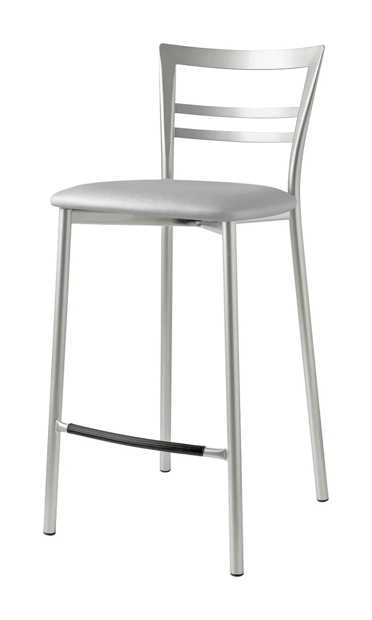 Sgabello Go! Connubia con struttura grigio chiaro e seduta imbottita, su fondo bianco