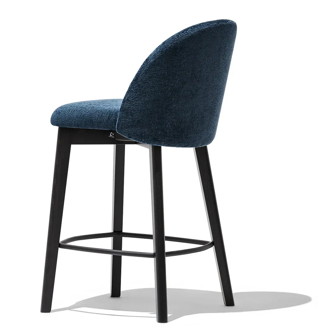 Sgabello Tuka Mid Connubia in tessuto blu oceano con gambe in faggio grafite, su fondo bianco