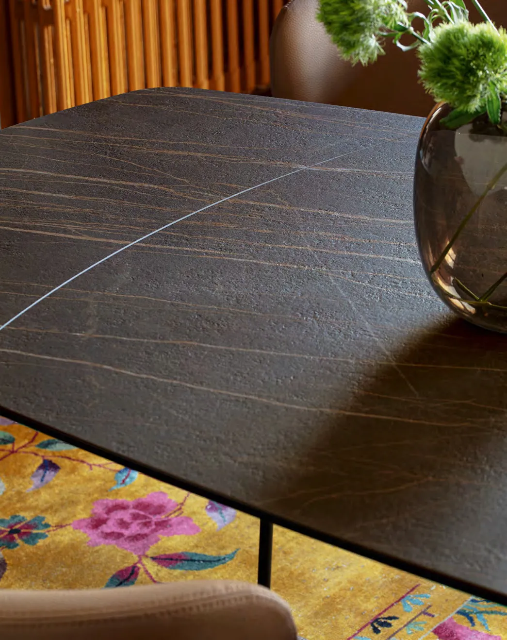 Dettaglio del piano in ceramica noir désir del tavolo Ellisse Connubia con la linea dell'allunga