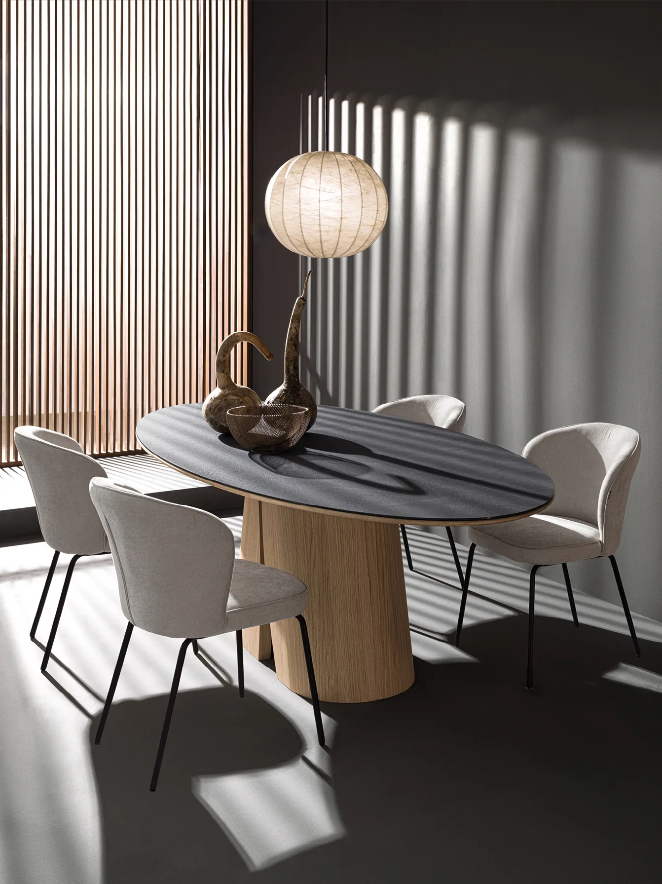 Tavolo Caleido Ceramics Devina Nais scuro su base in legno con sedie chiare