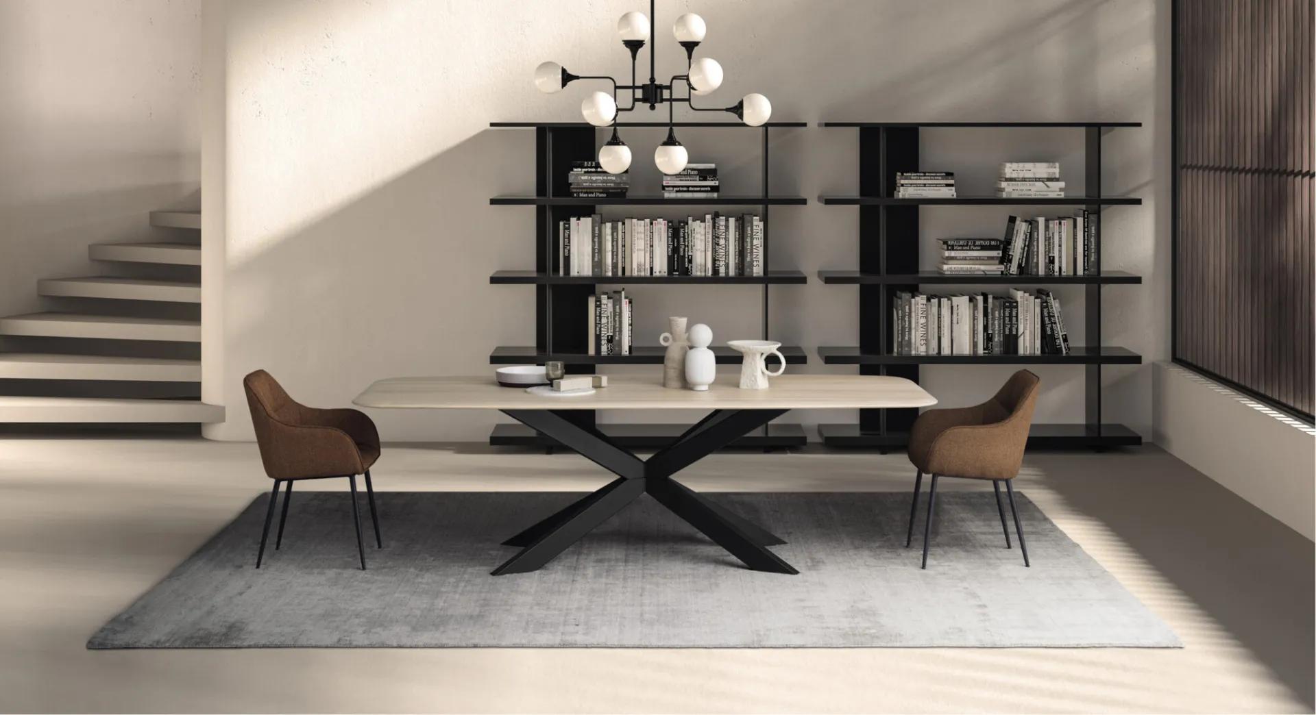 Tavolo Copenhagen Devina Nais in rovere chiaro su base Mix in un soggiorno con libreria