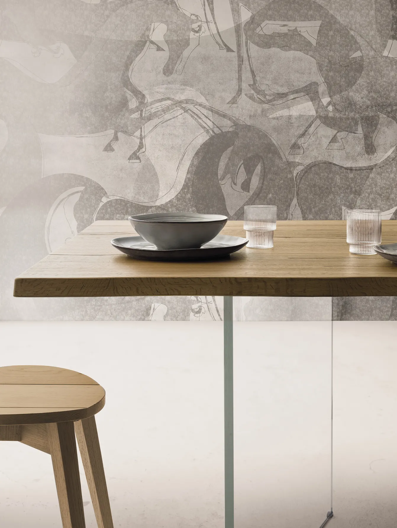 Tavolo T3 Devina Nais con sedia in legno e stoviglie