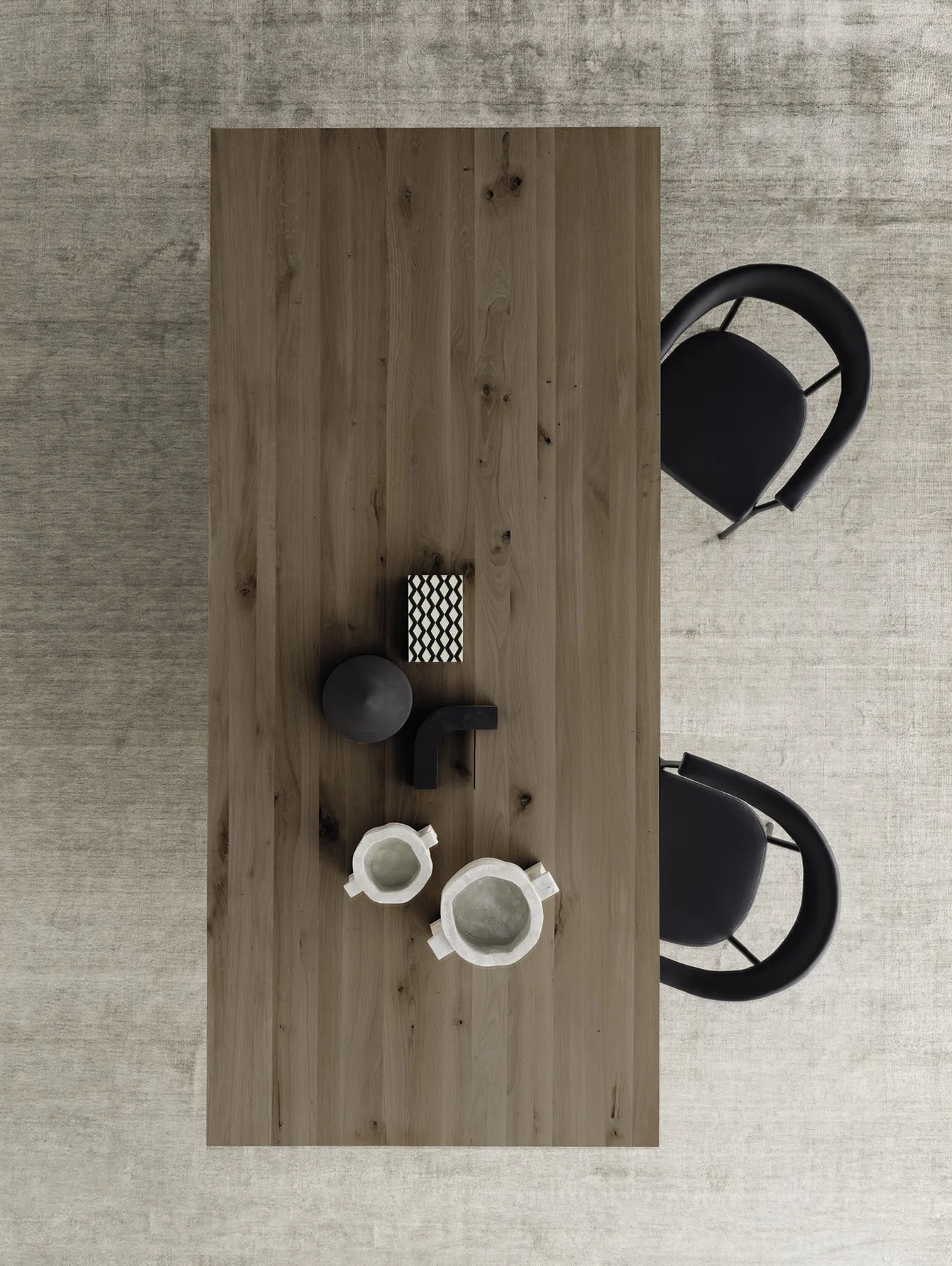 Piano in rovere materico del tavolo Smart Devina Nais visto dall'alto