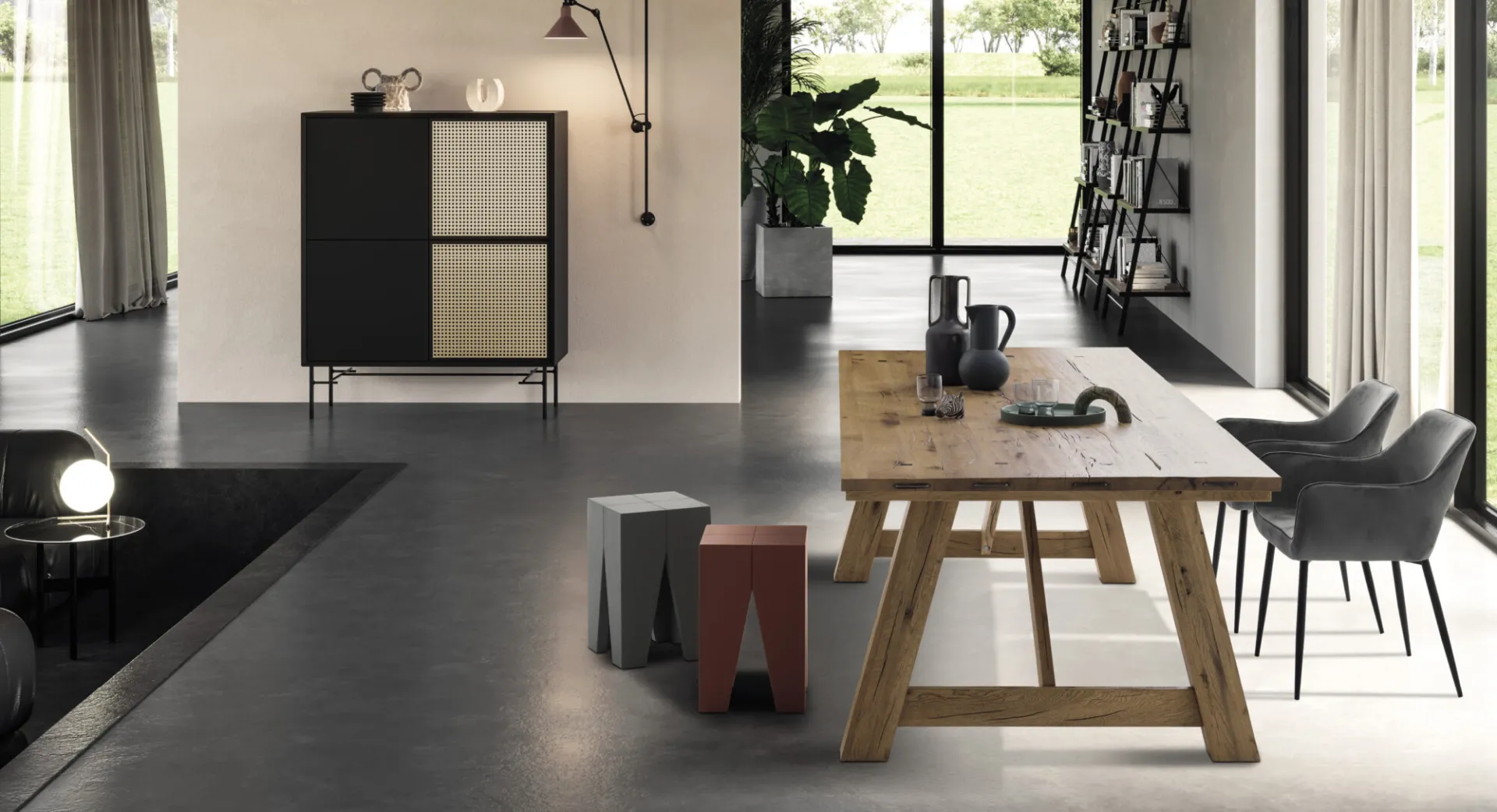 Tavolo Castle Devina Nais con sedie in un open space con credenza nera
