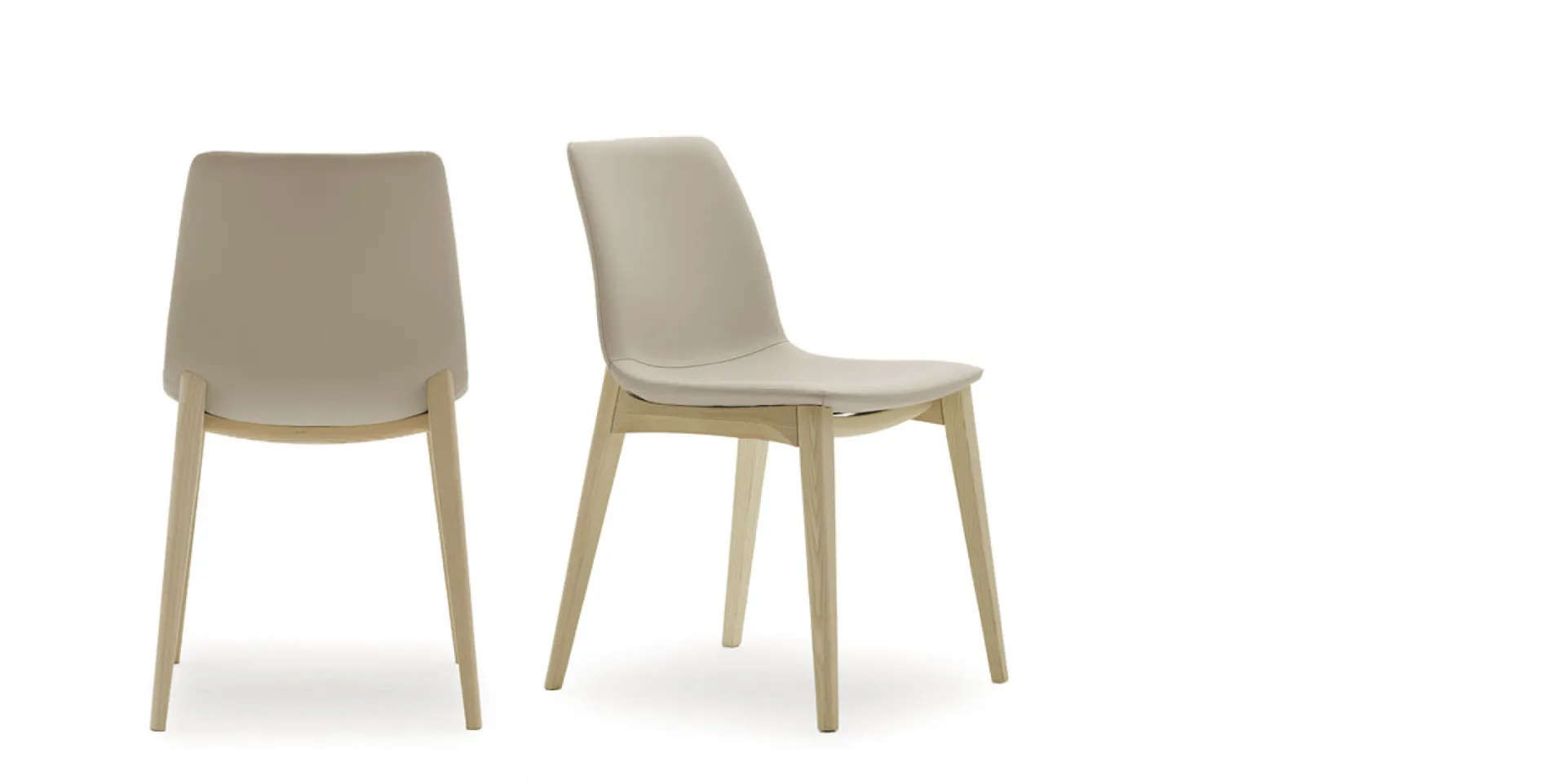 Sedia Colonia Devina Nais in tessuto beige su fondo bianco