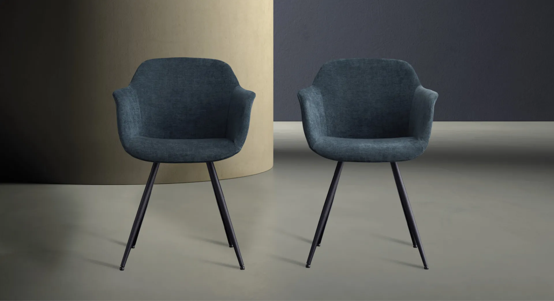 Due poltroncine Dreamy Devina Nais in tessuto blu su gambe nere