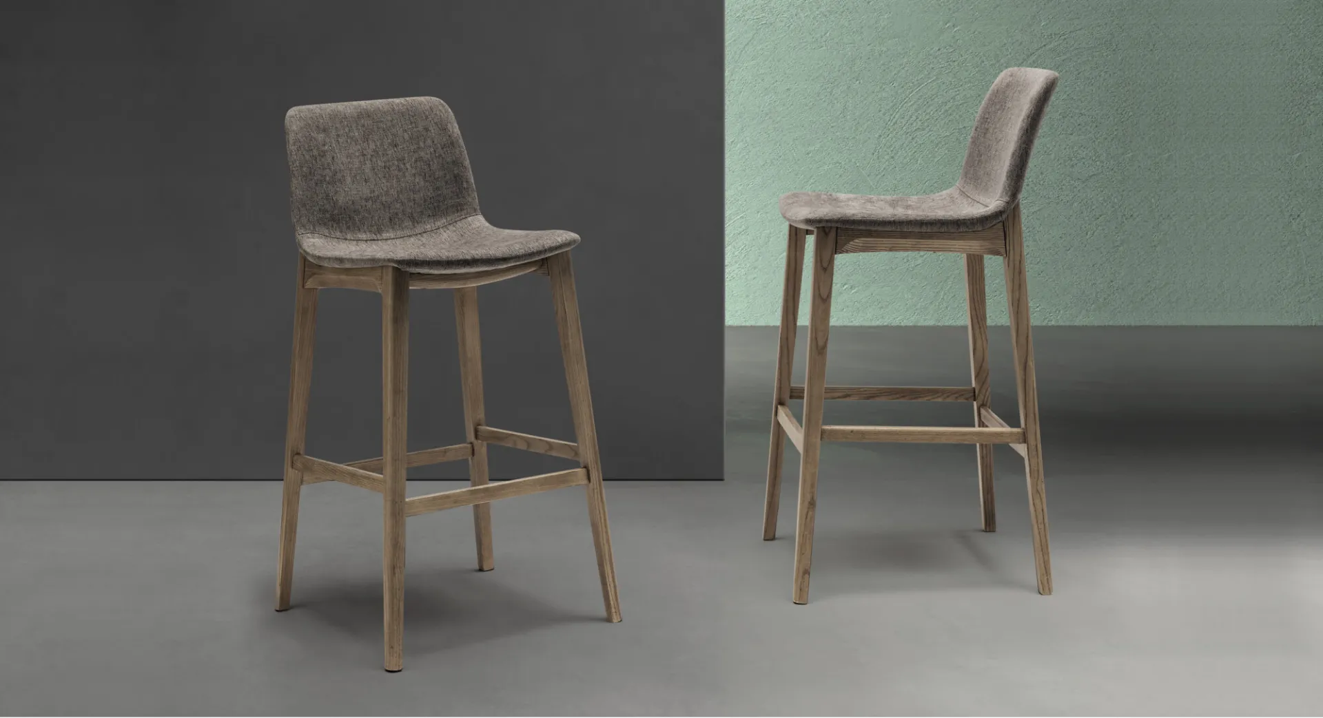 Due sgabelli Colonia Devina Nais in tessuto grigio con gambe in legno