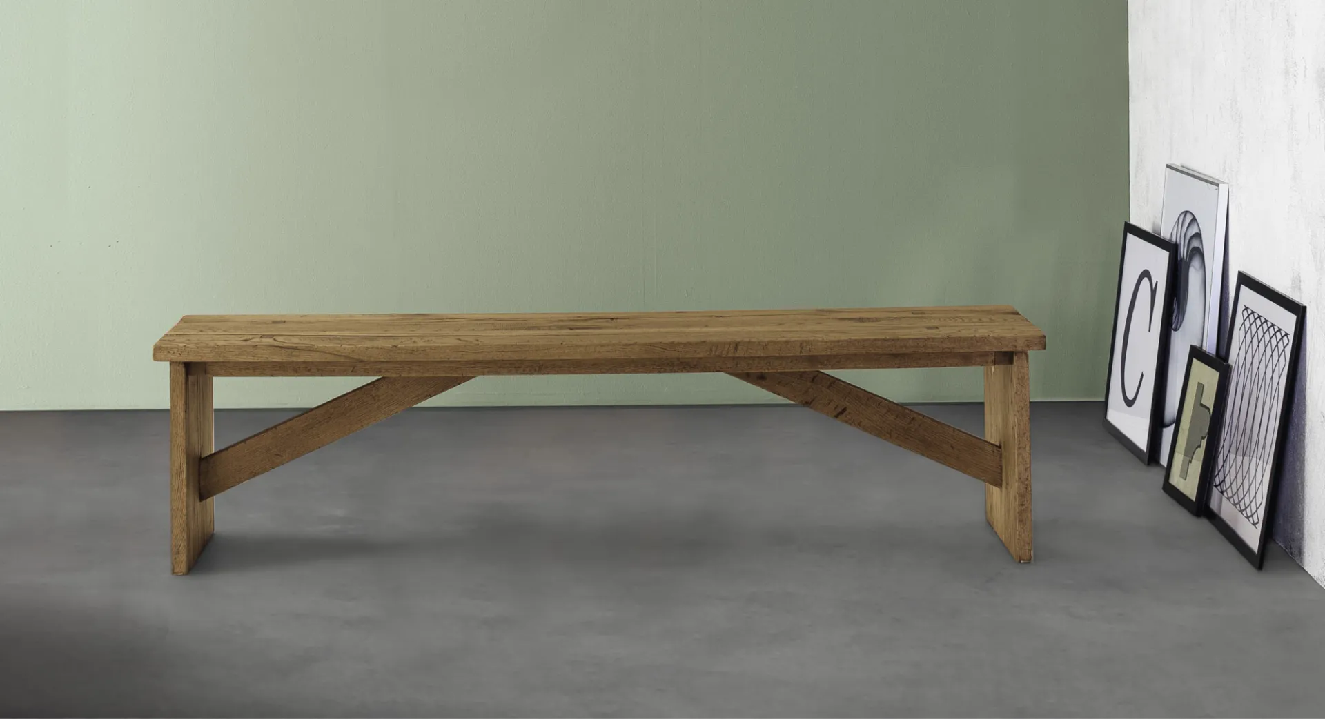 Panca Viking Devina Nais in rovere davanti a una parete verde