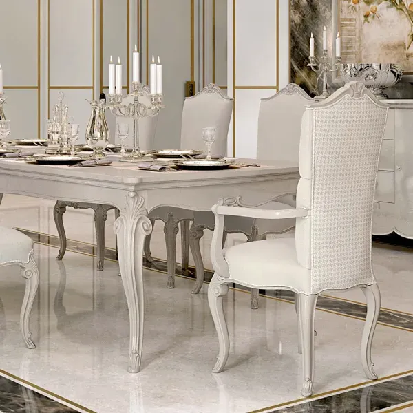 Tavolo rettangolare allungabile Opera Francesco Pasi apparecchiato con candelabri e capotavola