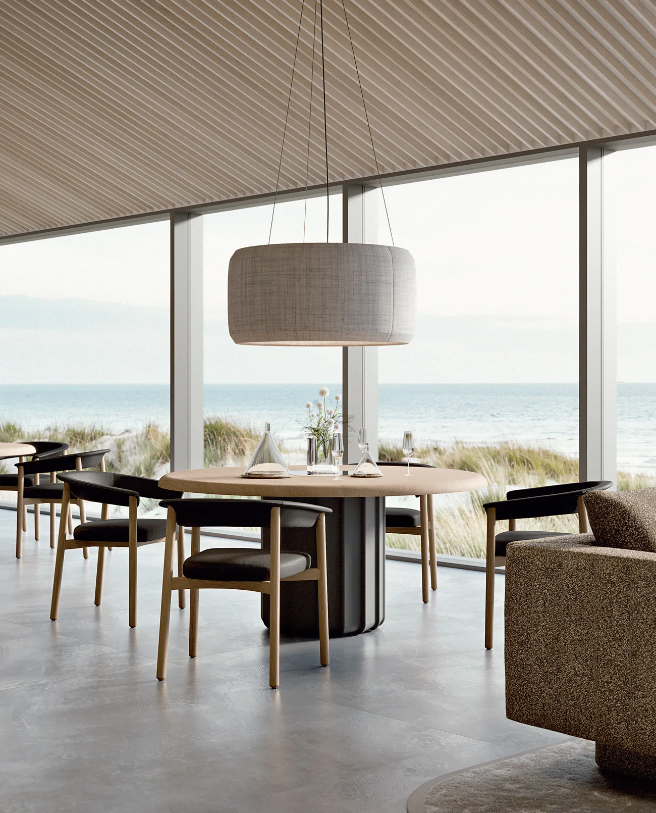 Sedie in legno Lash Frezza in una sala da pranzo vista mare