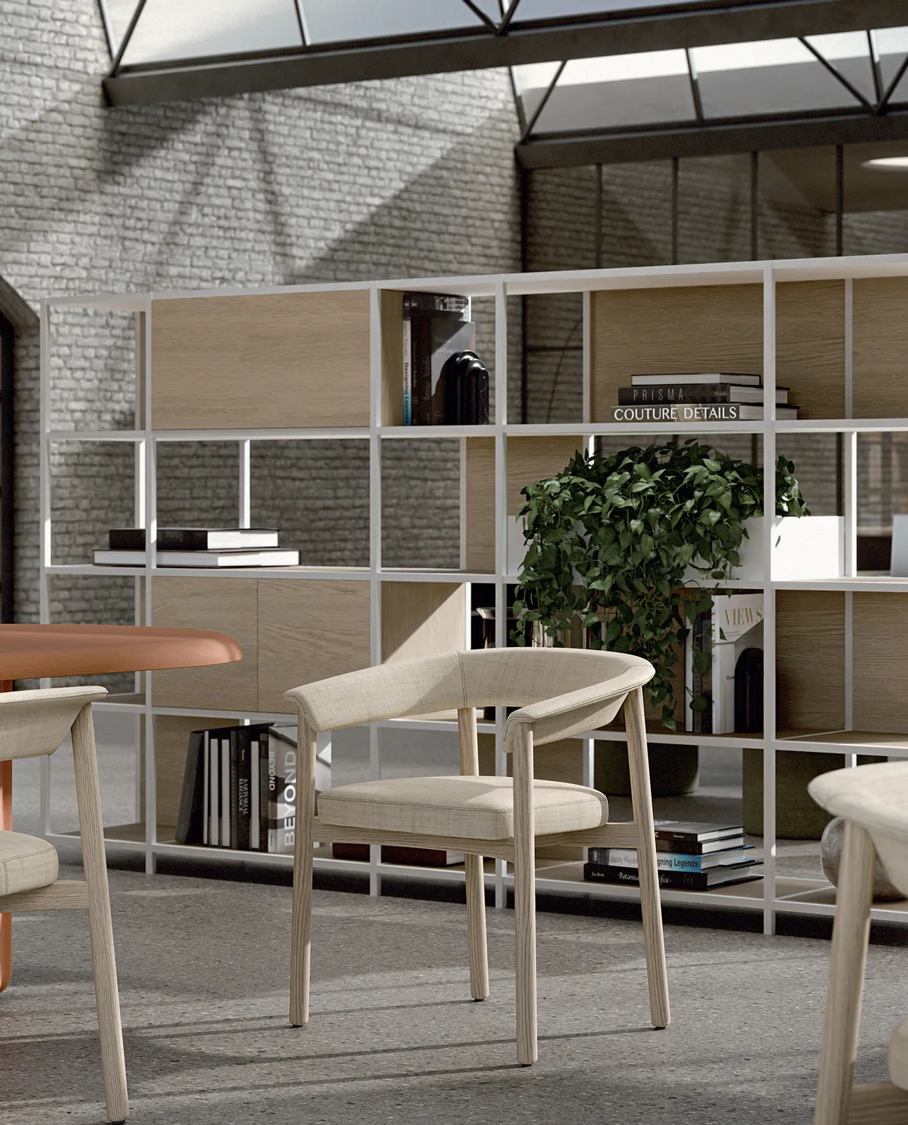 Sedia Lash Frezza con seduta chiara accanto a una libreria