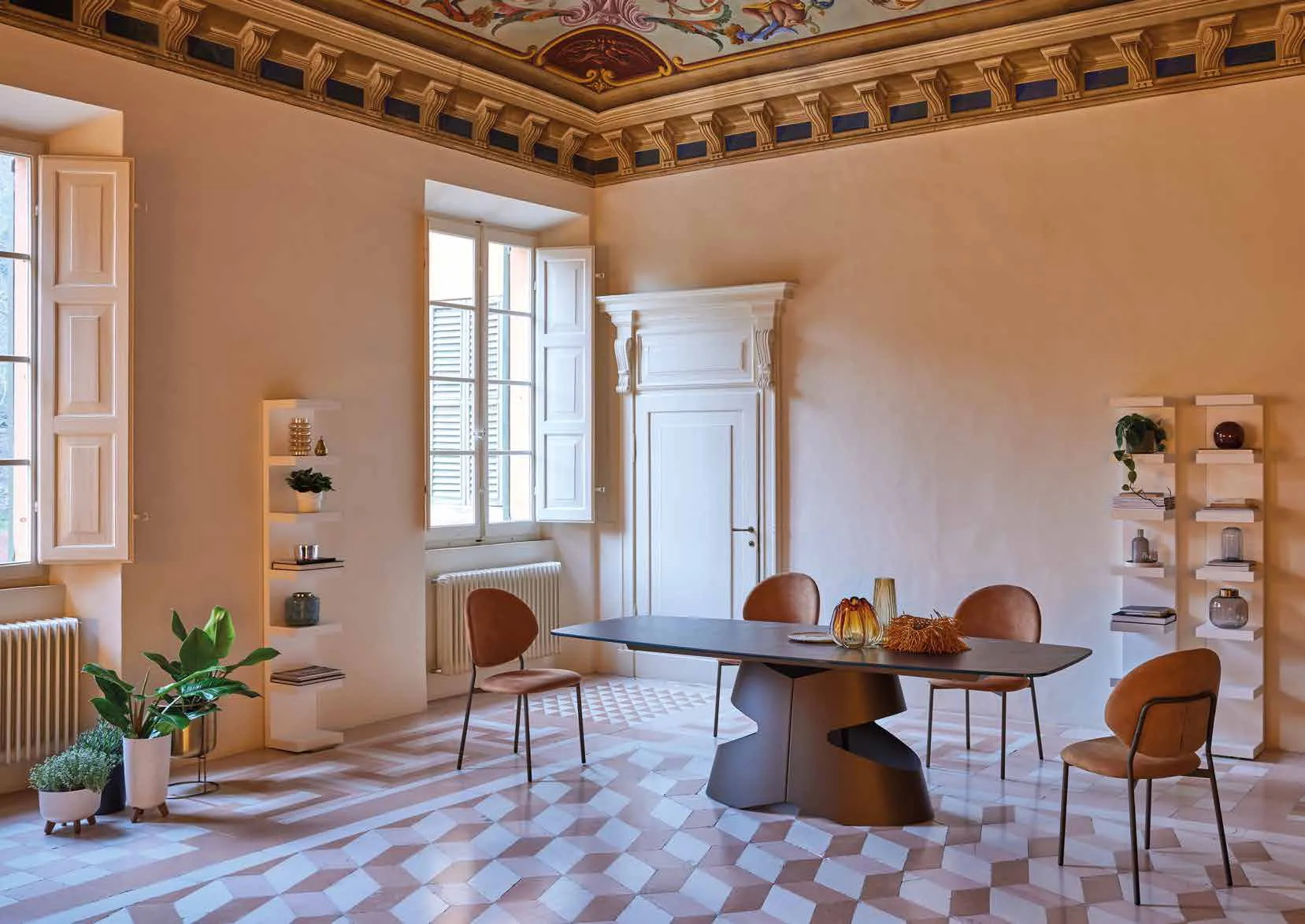 Tavolo Mirò Friulsedie in ottone con piano Keramic Calacatta black in una sala con soffitto affrescato