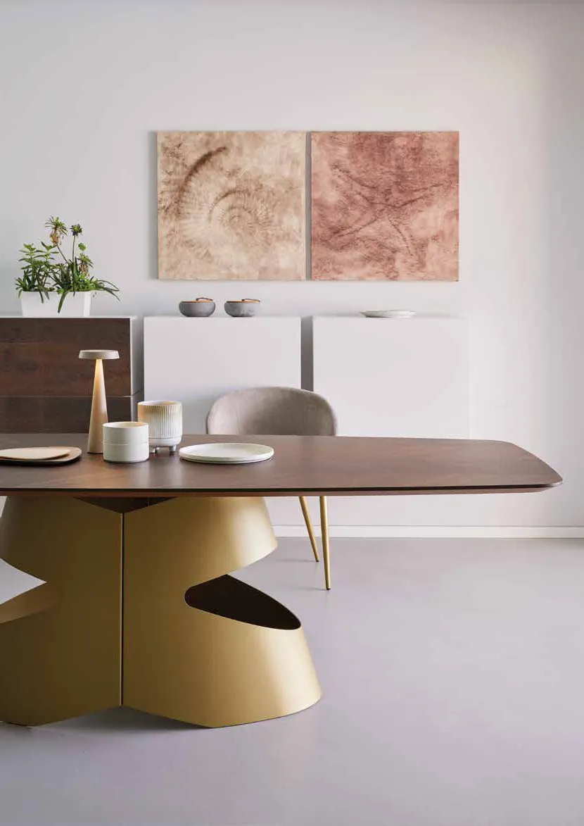 Base dorata del tavolo Mirò Friulsedie con piano in rovere a spina, vista laterale