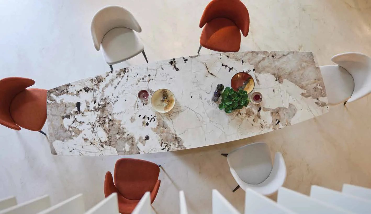 Tavolo Mirò Friulsedie visto dall'alto con piano allungabile Keramic e poltroncine Vivian