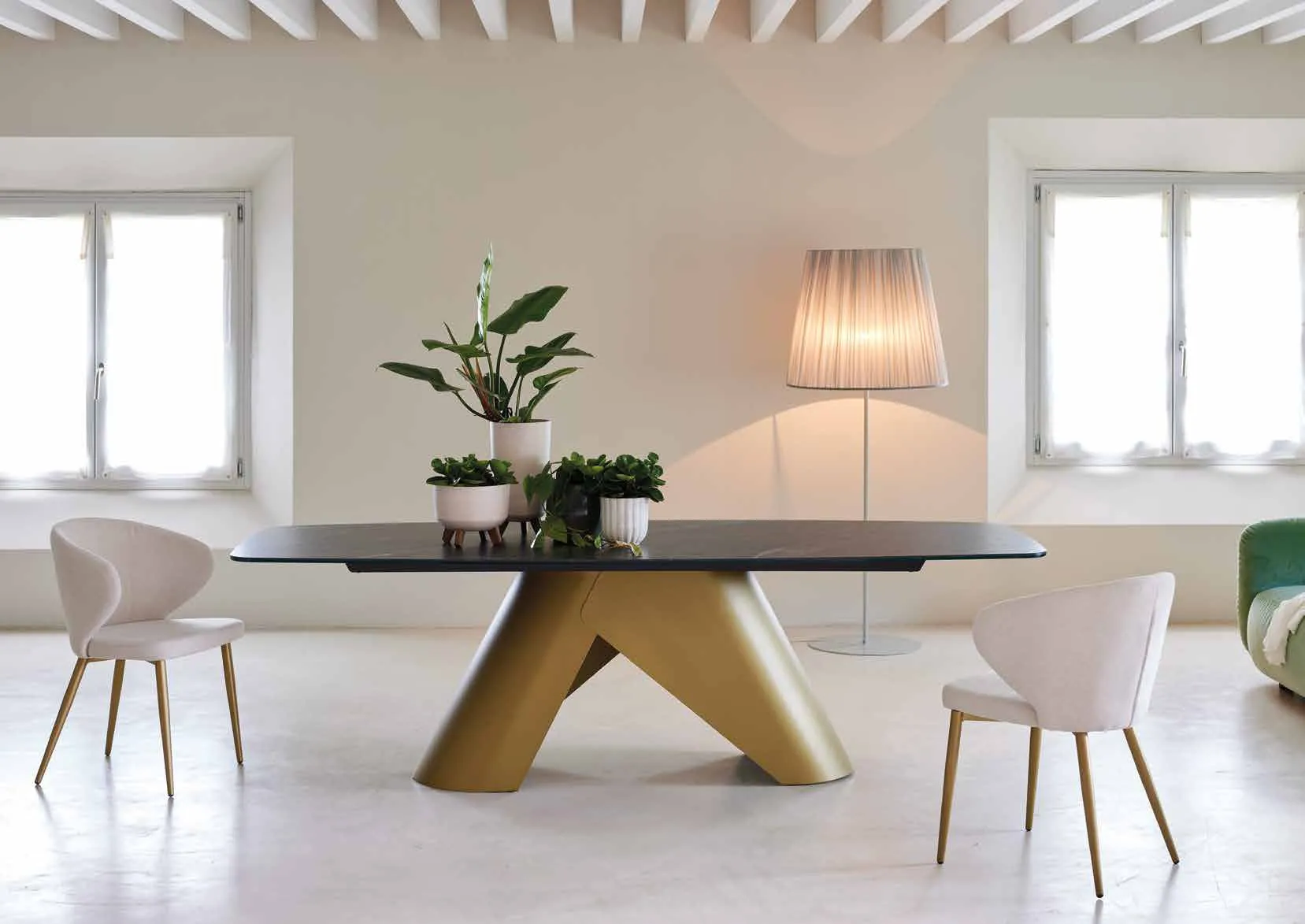 Tavolo Orion Friulsedie con base oro antico e piano scuro, con poltroncine chiare
