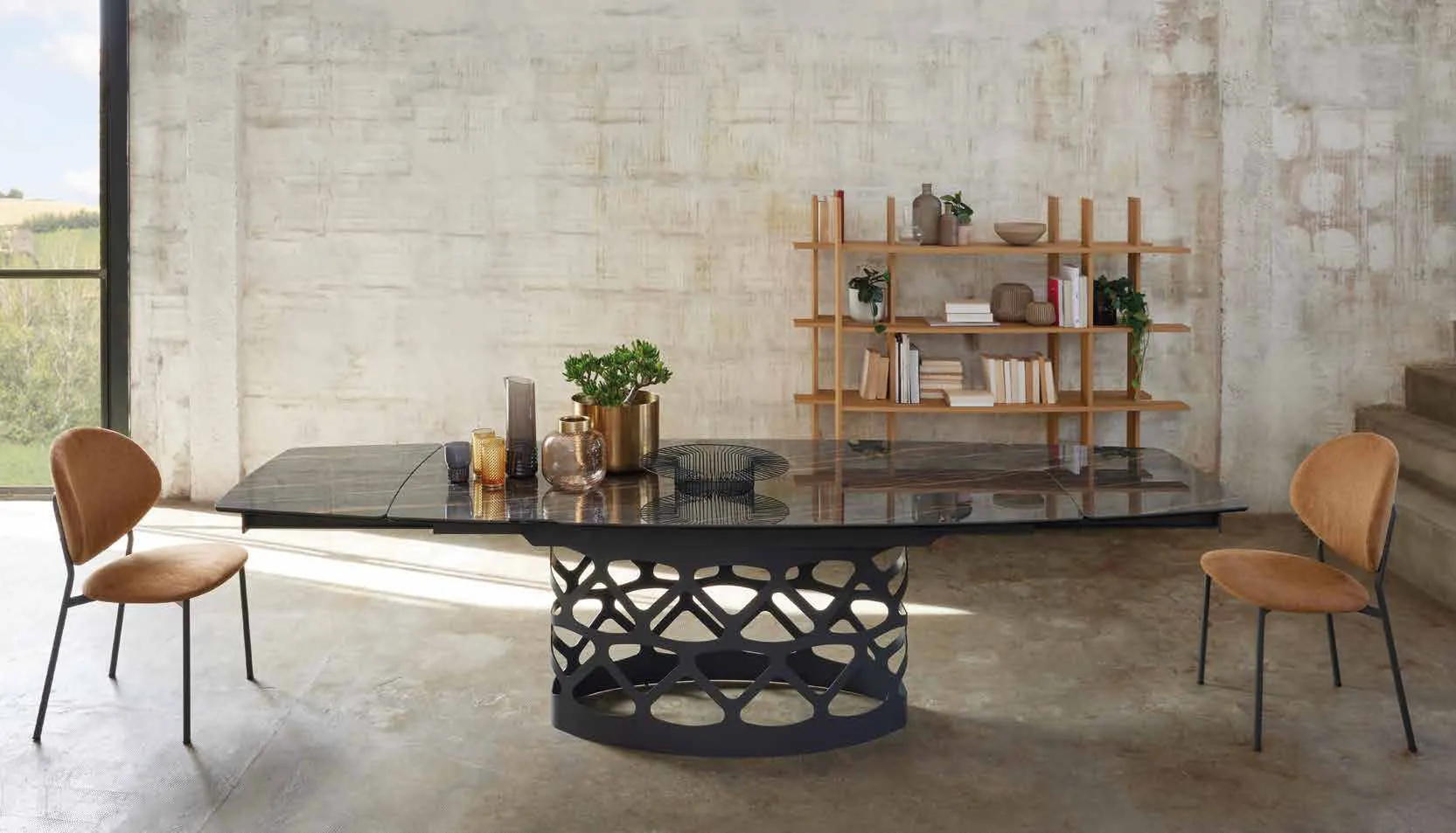 Tavolo Eclipse Friulsedie allungabile con base antracite e piano Keramic Noir Desir in un loft