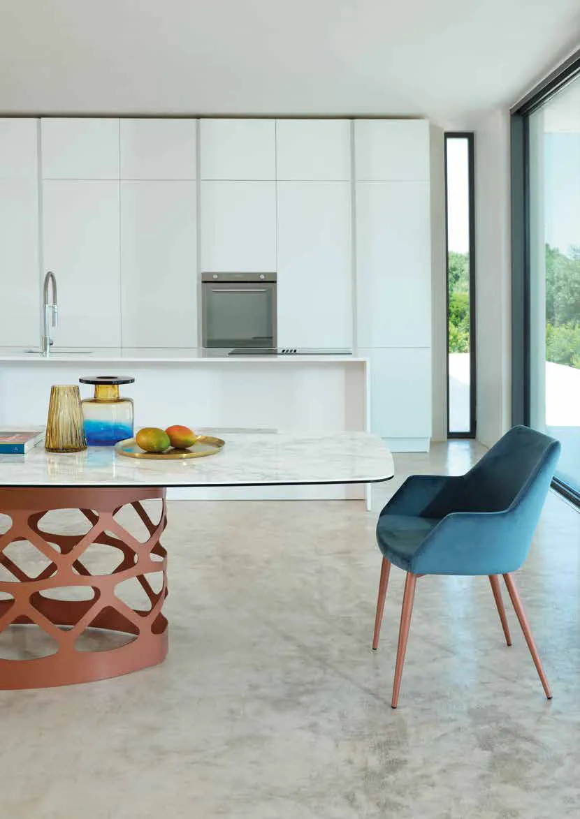 Tavolo Eclipse Friulsedie con base oro rosa e piano Keramic Arabescato in una cucina bianca