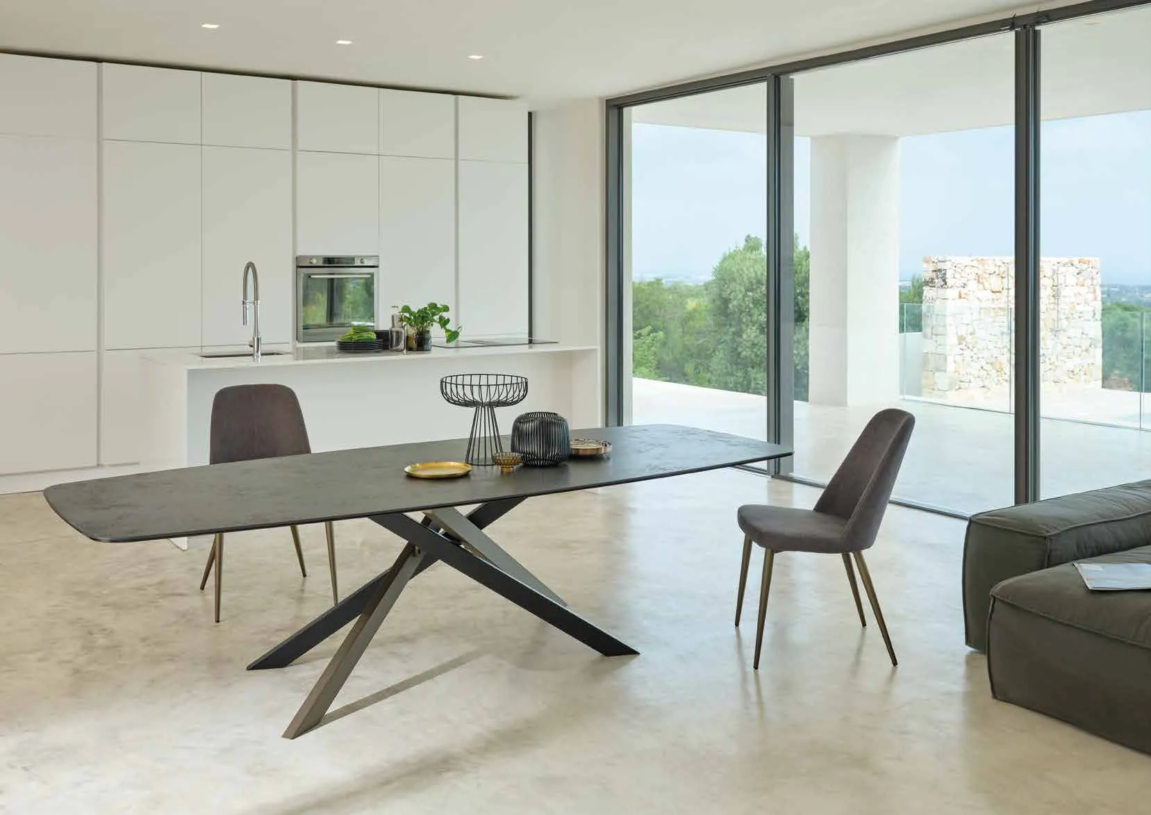 Tavolo Boston Friulsedie bicolor con piano Keramic Fokos nero in un living con cucina