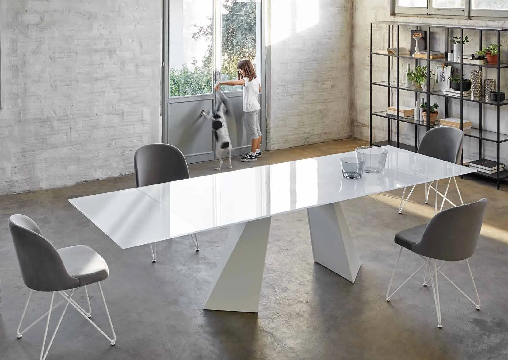 Tavolo Portland Friulsedie allungabile bianco con piano in vetro extrabianco in un loft