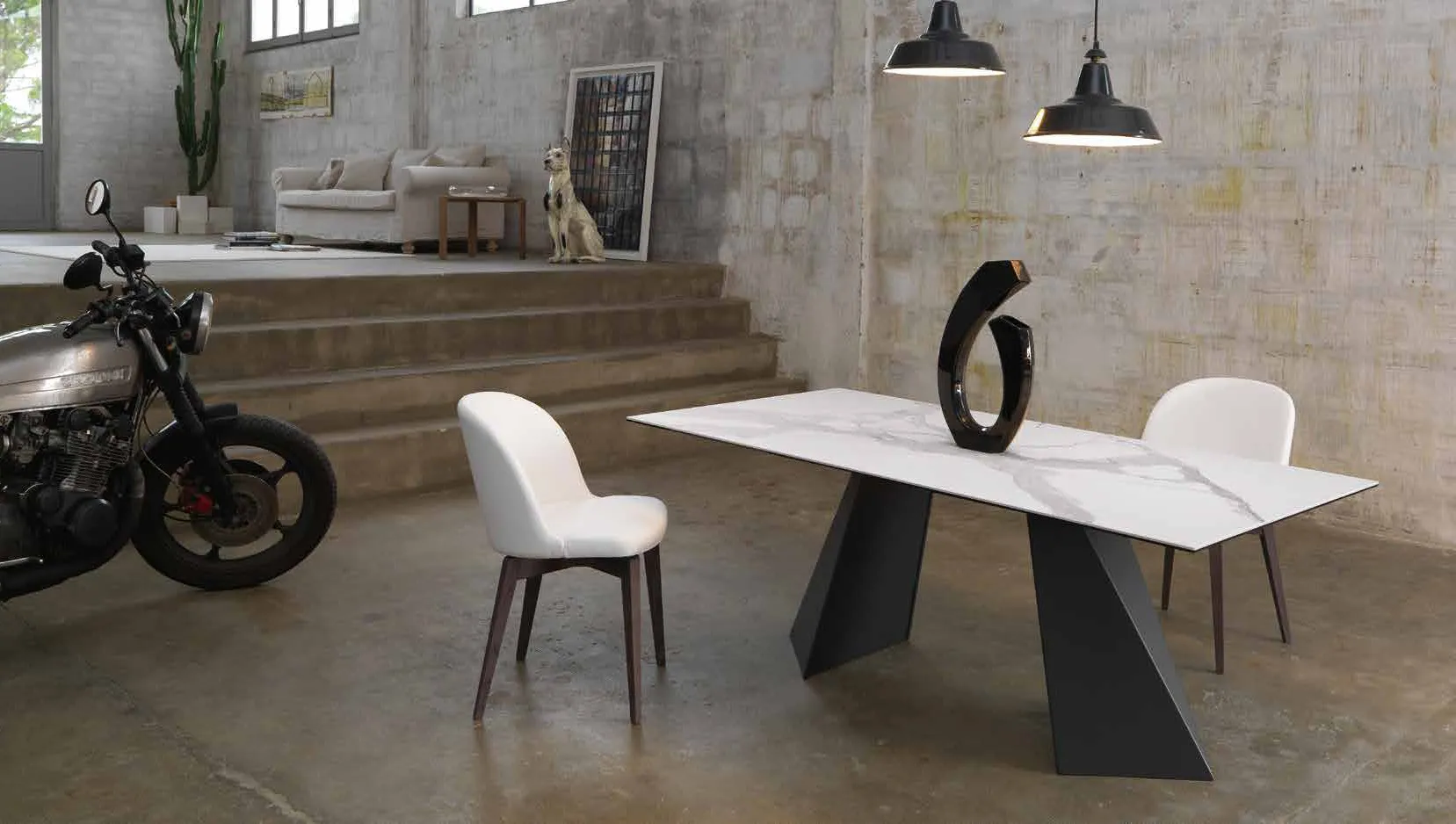 Tavolo Portland Friulsedie antracite con piano Keramic Statuario e sedie bianche