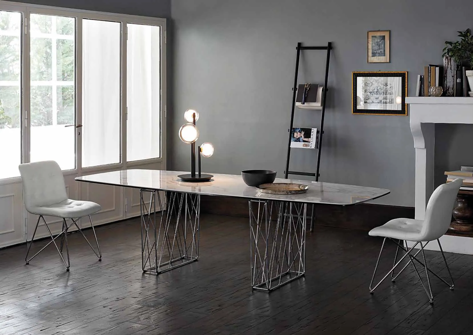 Tavolo Osaka Friulsedie cromato con piano Keramic Arabescato in un soggiorno grigio