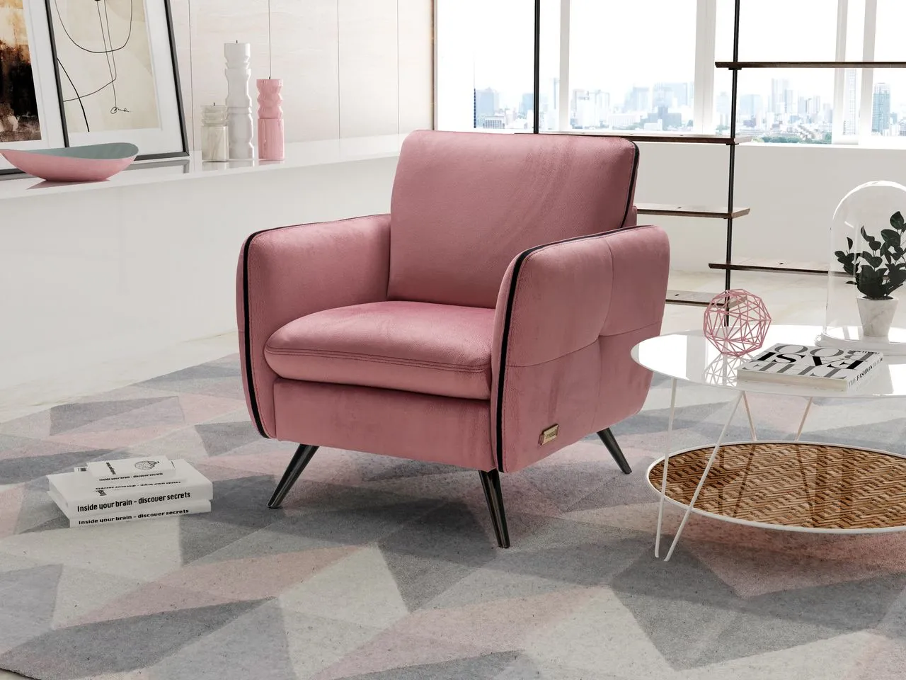 Poltrona Leda Max Sofà in velluto rosa antico in un soggiorno con tappeto geometrico