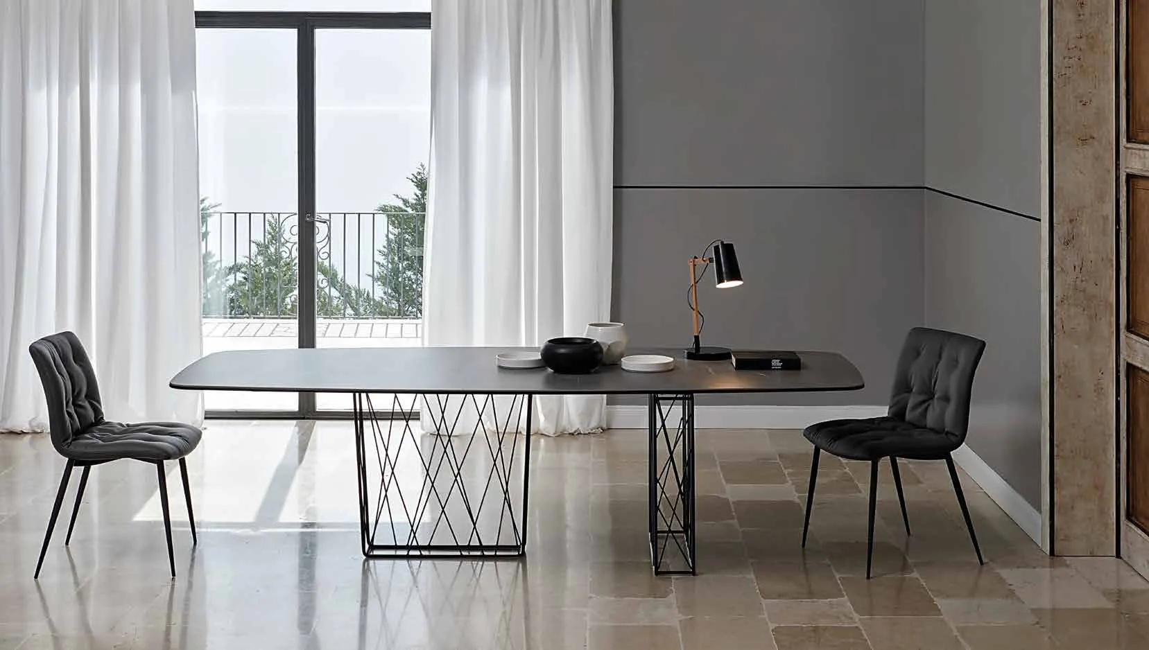 Tavolo Mikado Friulsedie antracite con piano Keramic Pietra grey e sedie scure
