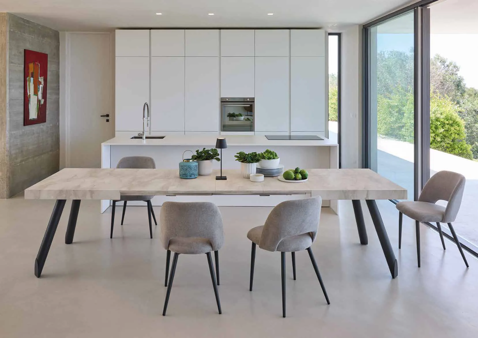 Tavolo Teseo Friulsedie superallungabile con piano effetto travertino e sedie Beverly in cucina