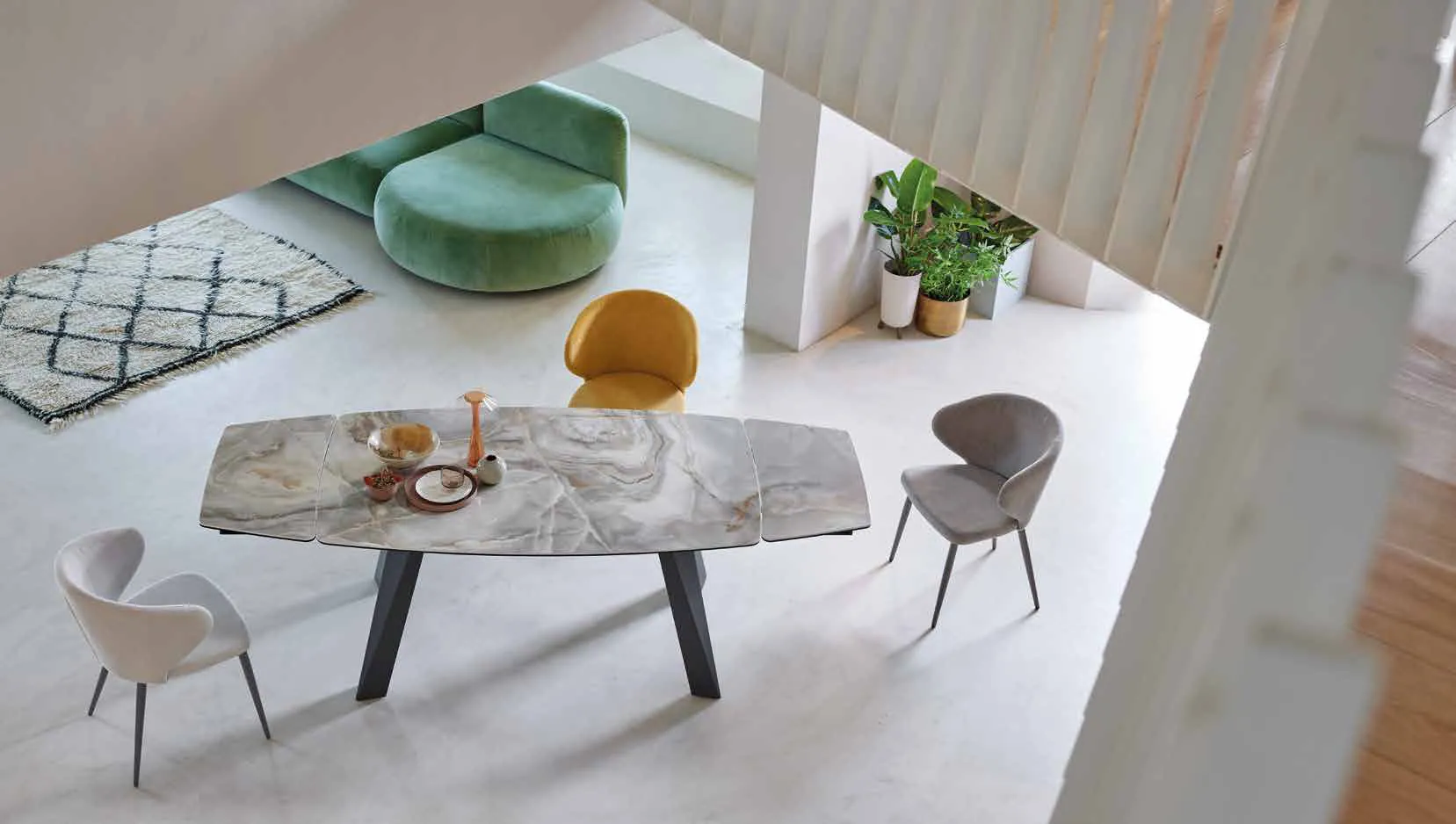 Tavolo Levante Friulsedie con piano sagomato Keramic Onice beige visto dall'alto, con sedie Beverly
