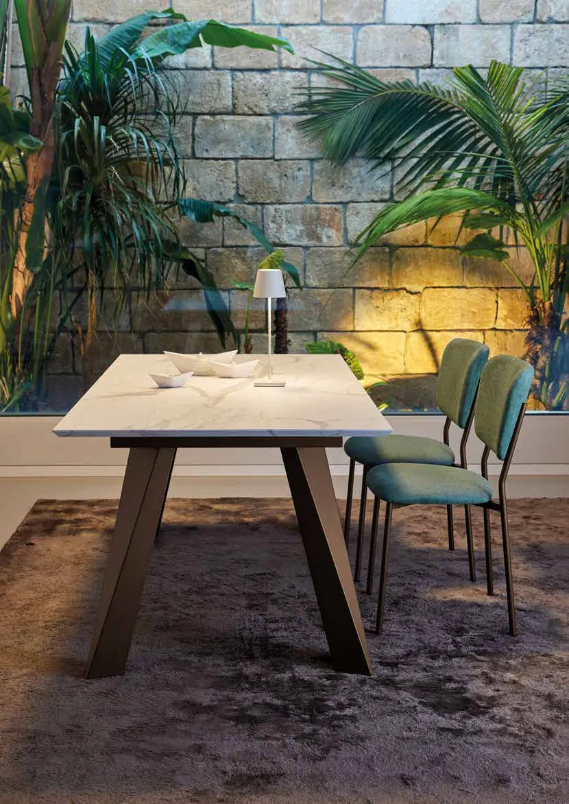 Tavolo Levante Friulsedie in ottone con piano effetto marmo Statuarietto e sedie Celine