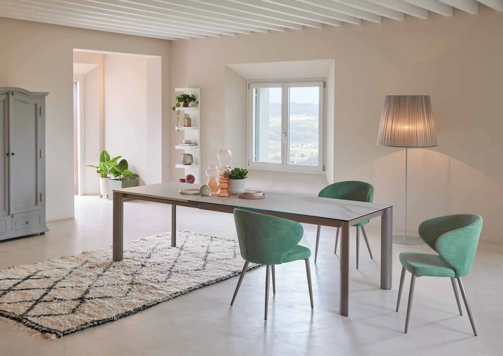Tavolo Zeno Friulsedie in titanio con piano Keramic Calacatta gold e poltroncine Vivian verdi