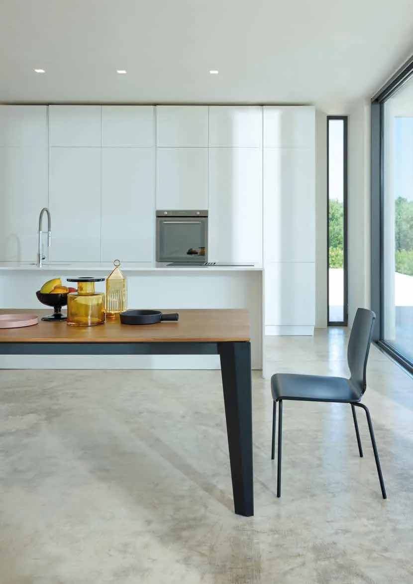 Tavolo Spencer Friulsedie nero con piano in rovere in una cucina bianca