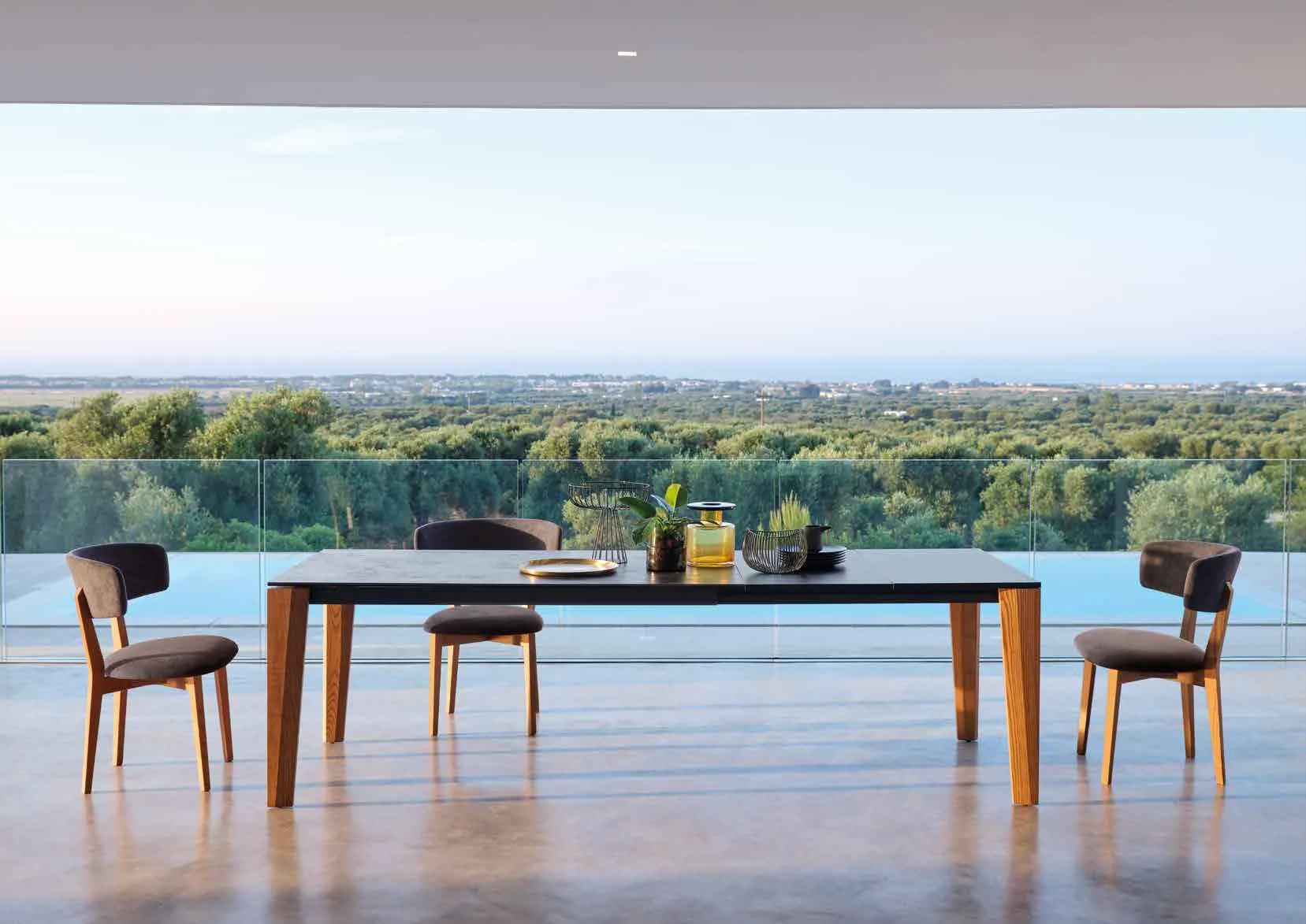 Tavolo allungabile Cartesio Friulsedie in frassino Royal Oak su una terrazza con vista sul verde