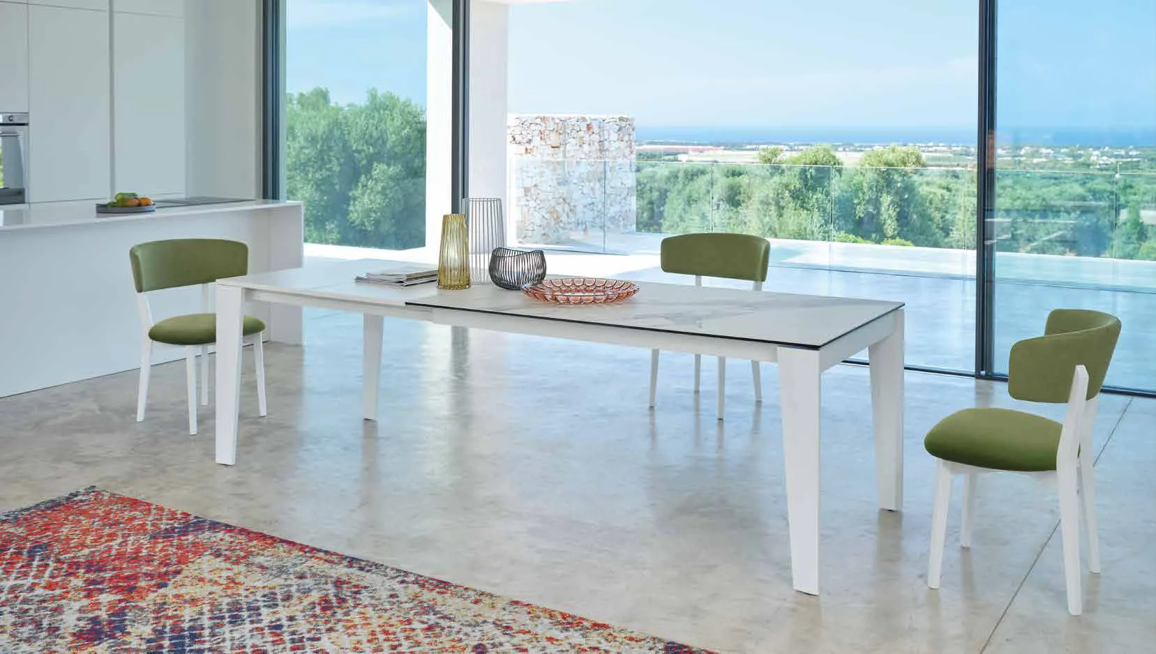 Tavolo Cartesio Friulsedie laccato bianco con piano Keramic Statuario e sedie Giorgia verdi