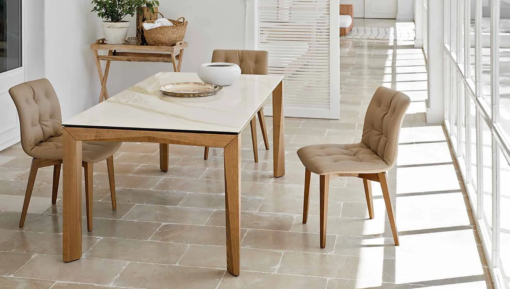 Tavolo Matrix Friulsedie in frassino Royal Oak con sedie imbottite beige in una veranda