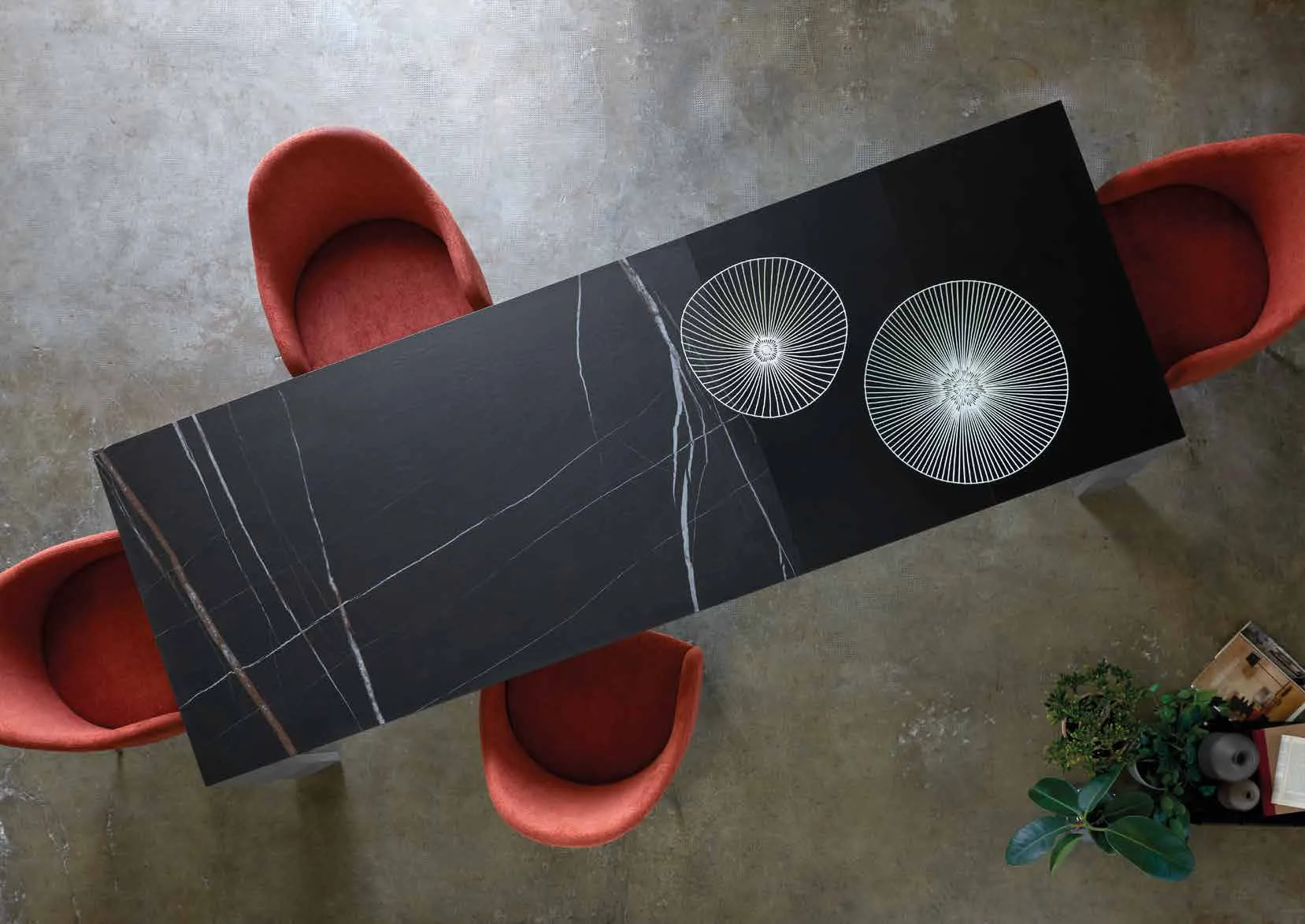 Tavolo Diamond Friulsedie con piano Keramic Sahara Noir e poltroncine Demetra visto dall'alto