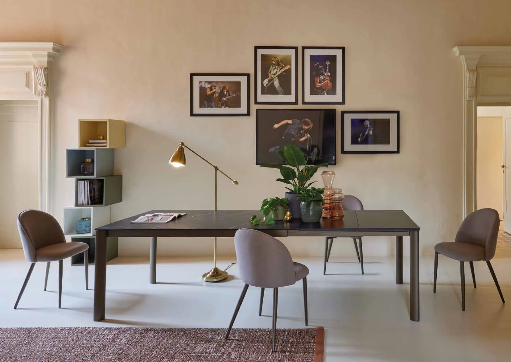 Tavolo allungabile Matisse Friulsedie in ottone con piano Keramic scuro e sedie in tessuto in un soggiorno