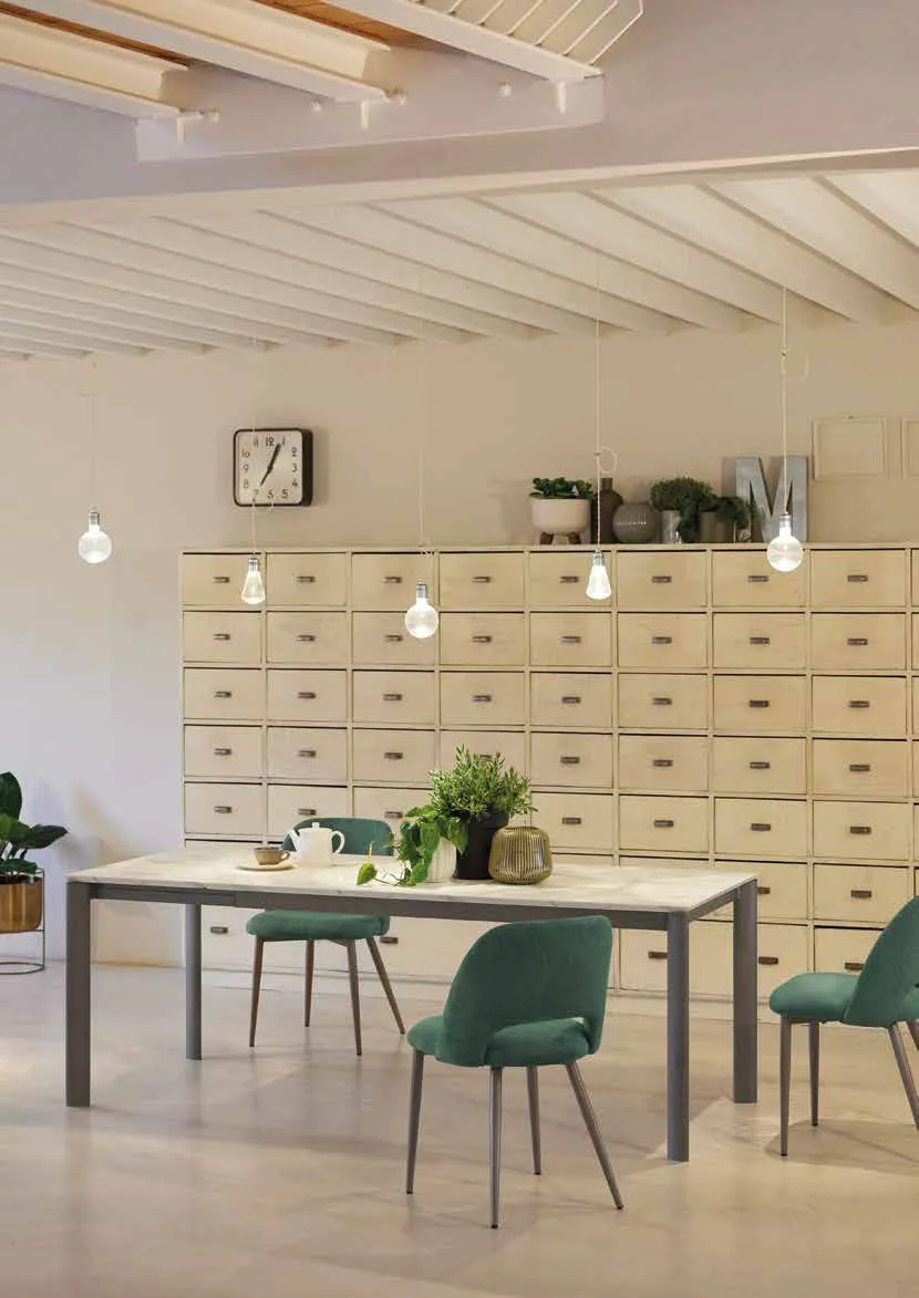 Tavolo Matisse Urban Friulsedie in titanio con piano melaminico effetto marmo e sedie verdi