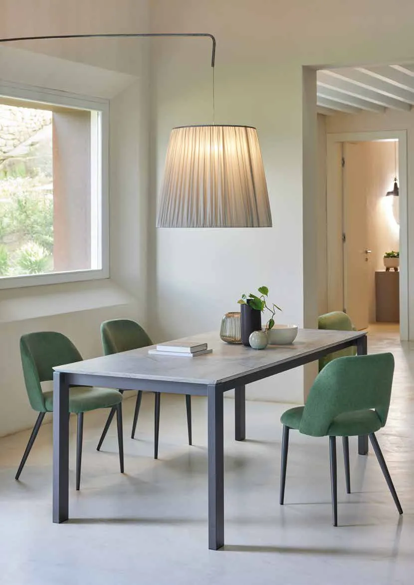 Tavolo Zenith Friulsedie antracite con piano melaminico Dolomite grigio e sedie verdi