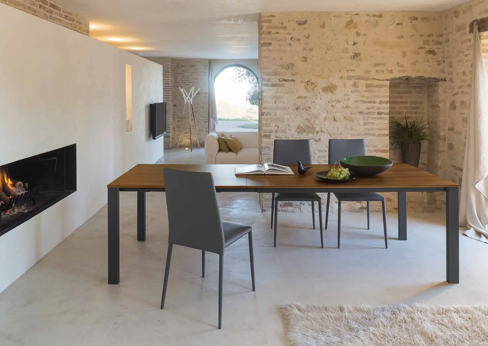 Tavolo Zenith Friulsedie in metallo antracite con piano in noce americano e sedie City