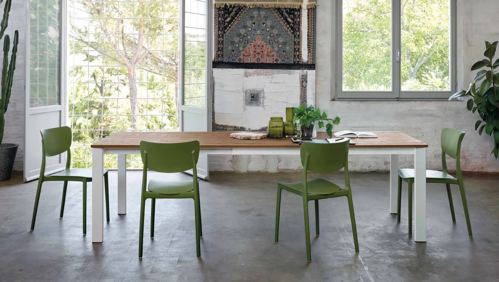 Tavolo Zenith Friulsedie bianco con piano effetto rovere e sedie Micol verde oliva