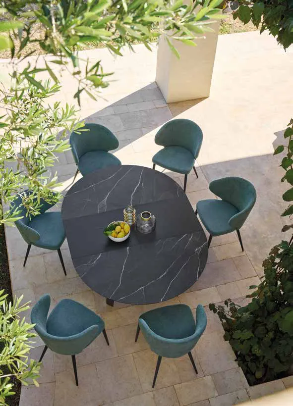 Tavolo Newton Friulsedie antracite con piano Keramic Calacatta black visto dall'alto in giardino