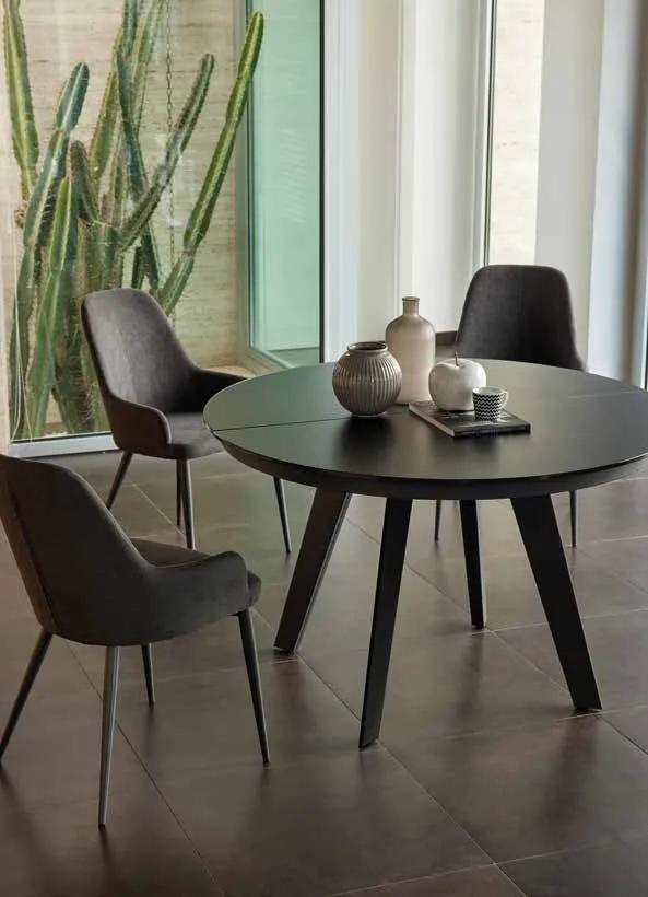 Tavolo Sirius Friulsedie antracite con piano in vetro nero e poltroncine Olympia