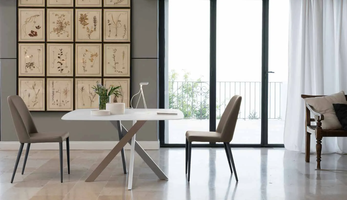 Tavolo Giotto Friulsedie multicolor con piano sagomato in vetro bianco e sedie Margie