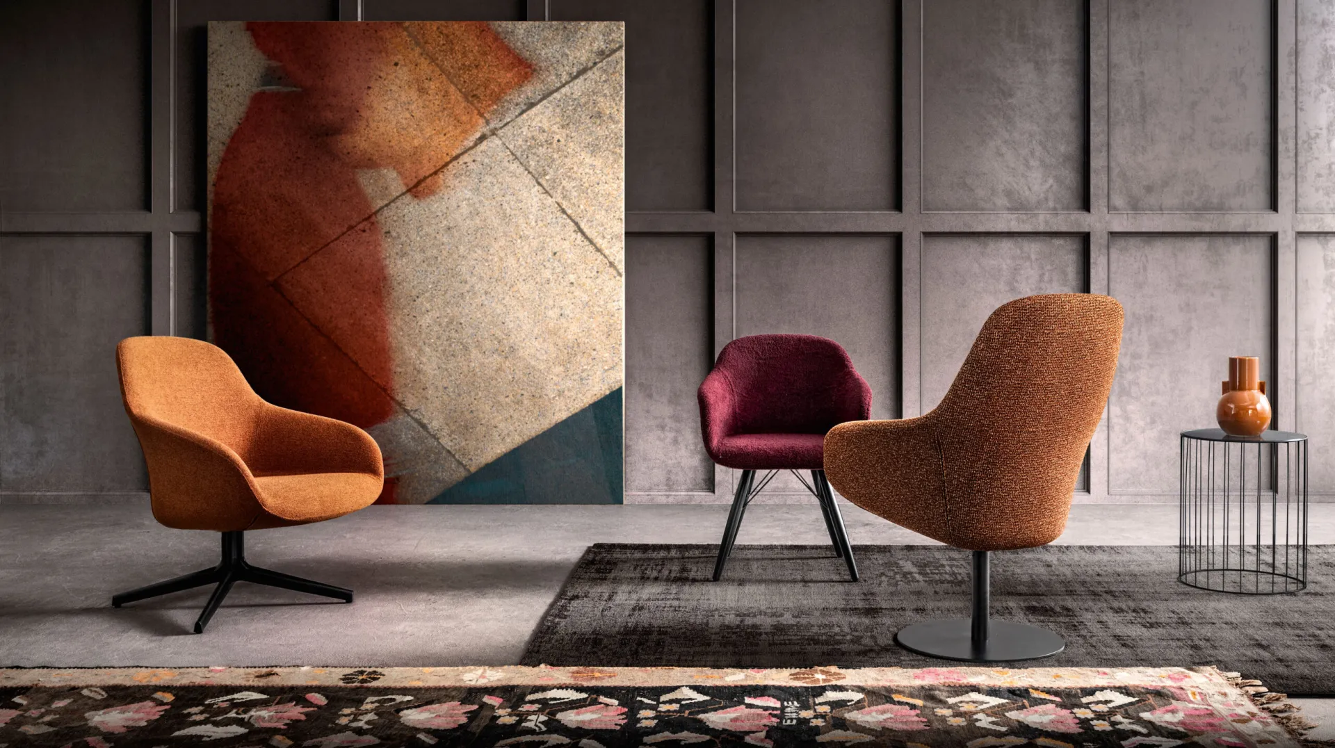 Tre poltrone Yoko Samoa in tessuto arancio e bordeaux, con base a razze, a disco e su gambe