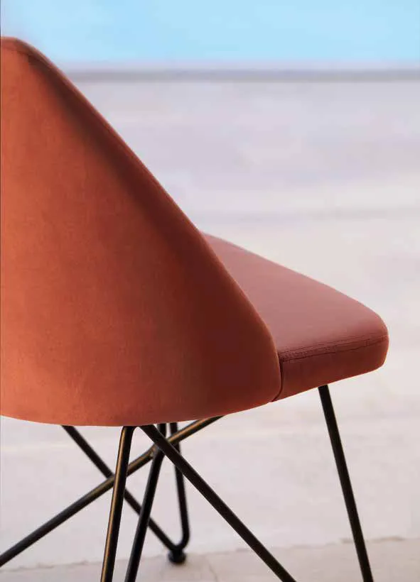 Sedia Gea S164MX Friulsedie in tessuto arancio con base in tondino di metallo nero