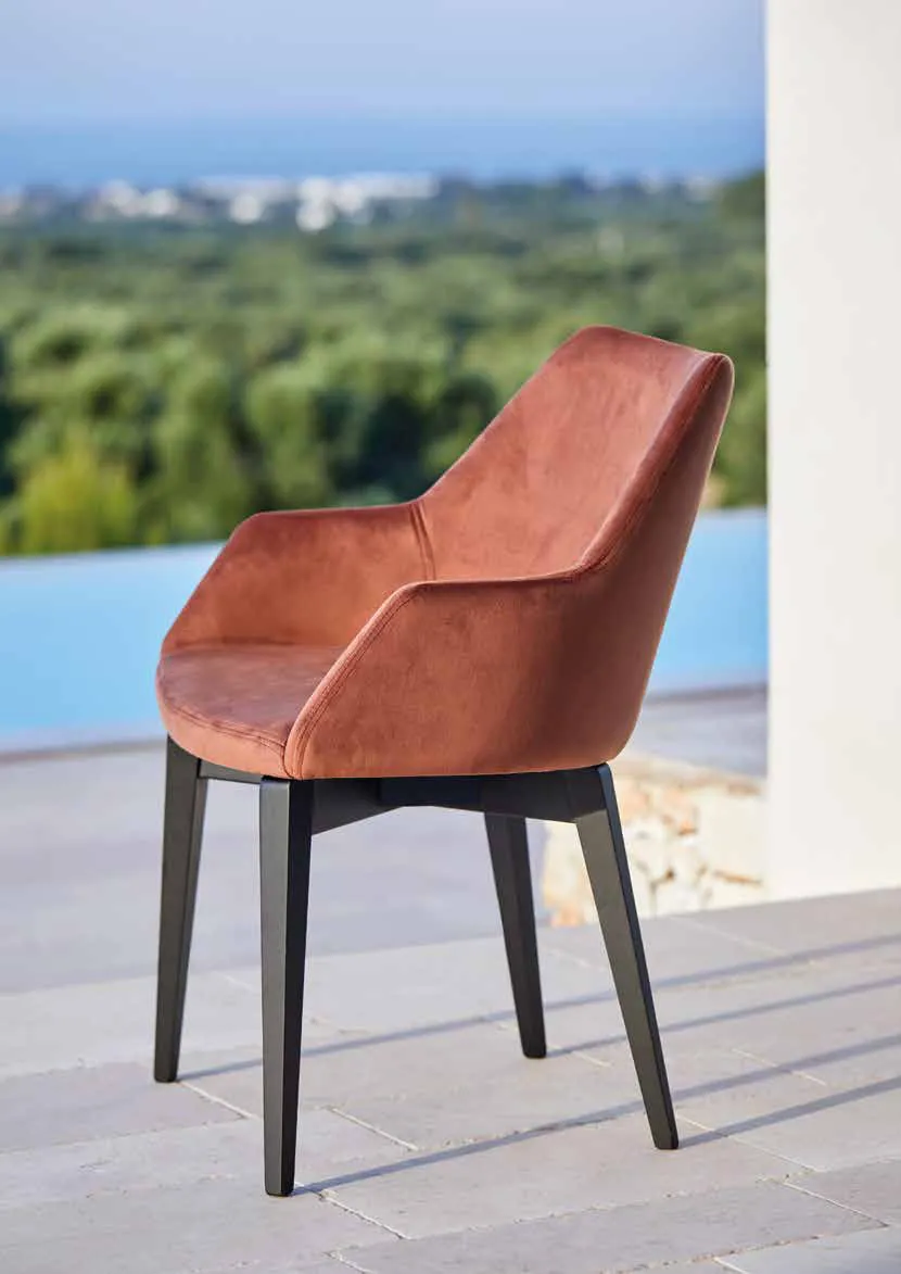 Poltroncina Janis S165FR Friulsedie in velluto brandy con gambe in frassino nero all'aperto